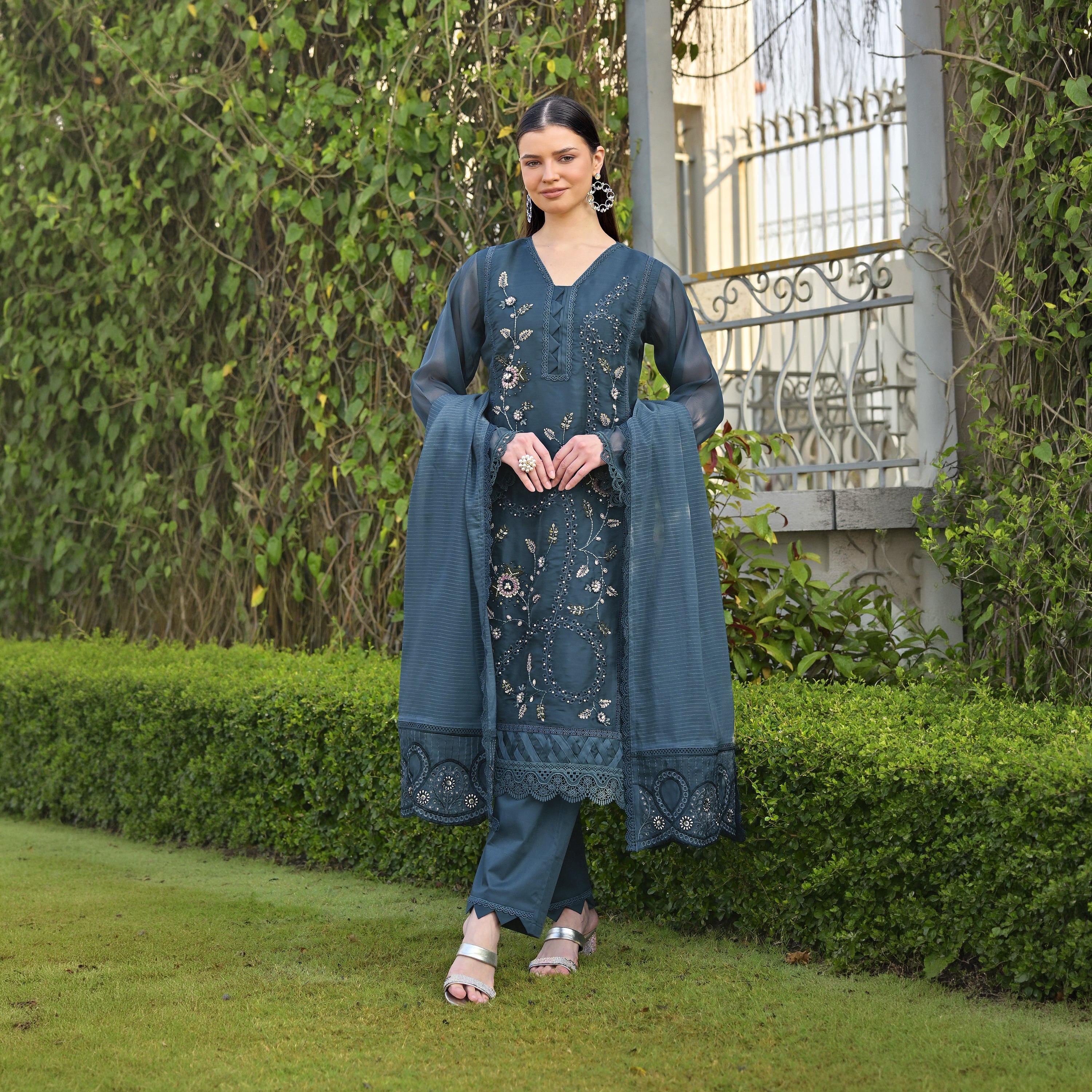Husn-e-Nayaab